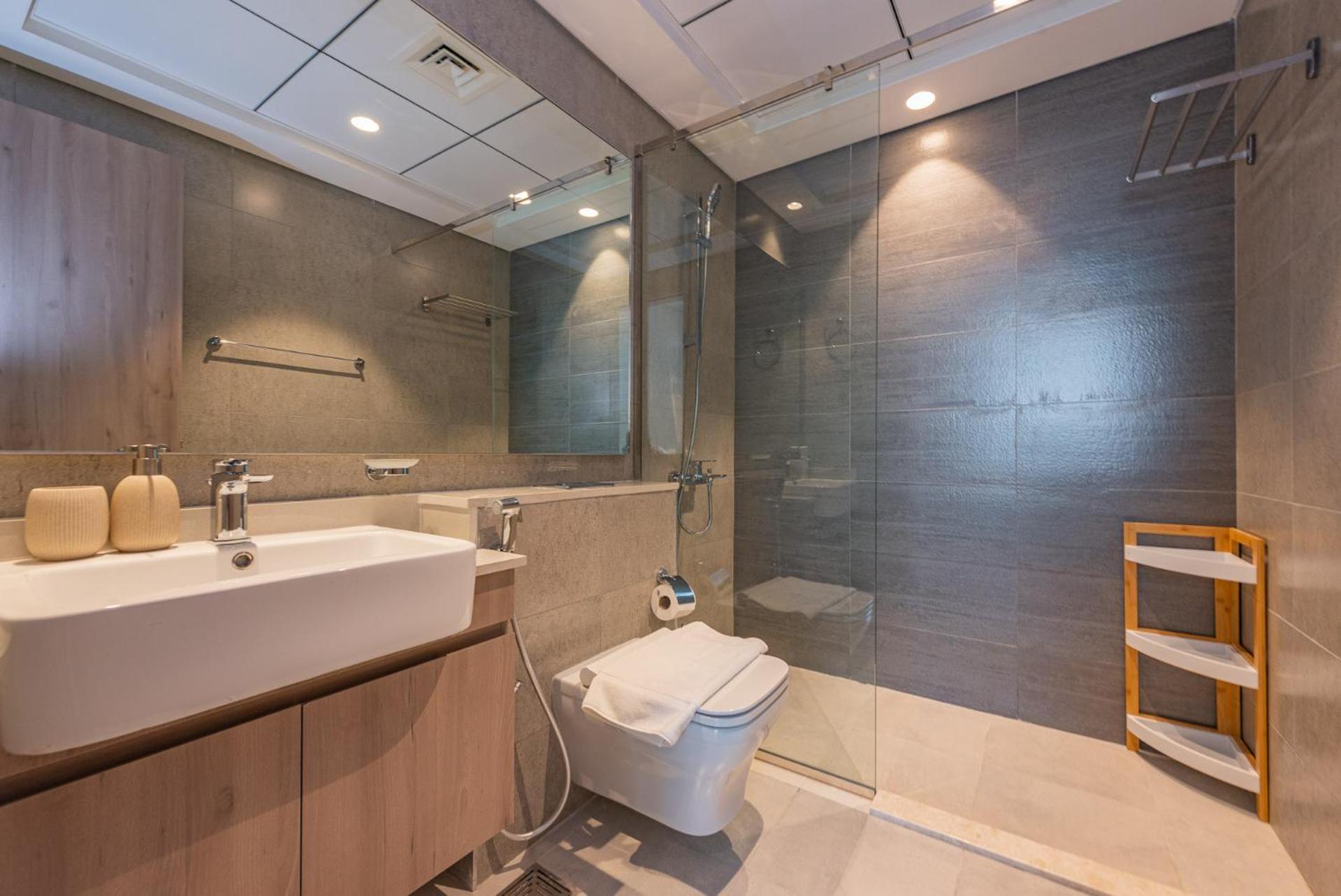 Vayk - Spacious 1 Bd In Hills Dubai
